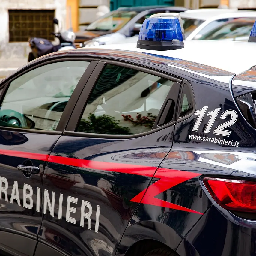Torino, scippato della collanina insegue i rapinatori scappati in monopattino e li investe: uno è grave\n