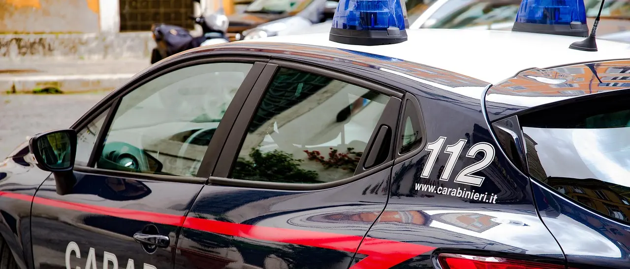 Torino, scippato della collanina insegue i rapinatori scappati in monopattino e li investe: uno è grave\n