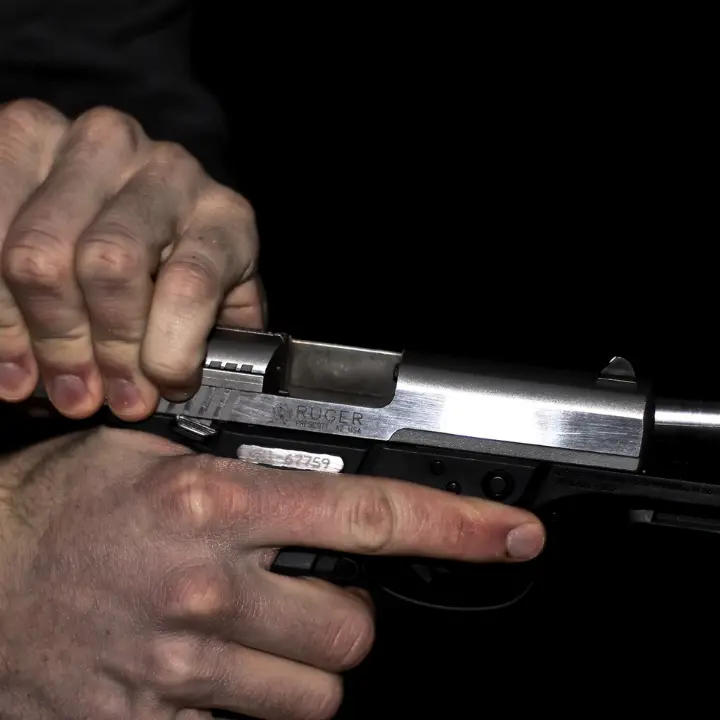 <p>Colpi di pistola contro un 60enne a Vibo, il figlio picchiato mentre torna dall’ospedale</p>