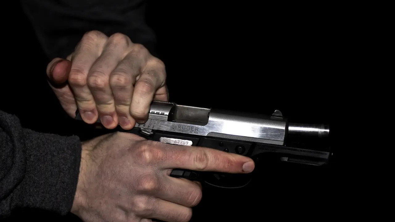 <p><span style=\"color:hsl(0, 75%, 60%);\">Colpi di pistola</span> contro un 60enne a Vibo, il figlio picchiato mentre torna dall’ospedale</p>
