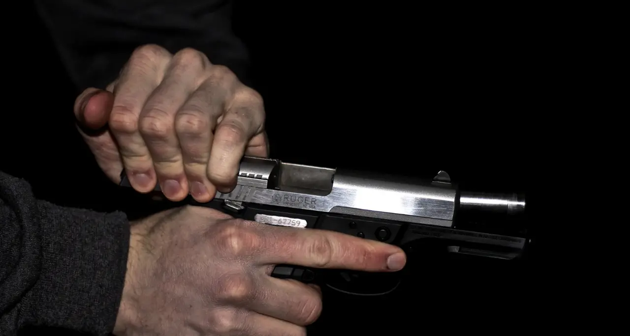 Colpi di pistola contro un 60enne a Vibo,\u00A0il figlio picchiato\u00A0mentre torna dall’ospedale\n