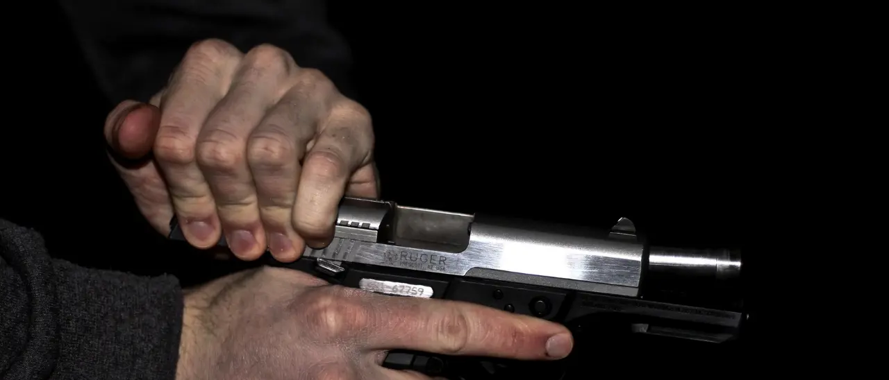 Colpi di pistola contro un 60enne a Vibo,\u00A0il figlio picchiato\u00A0mentre torna dall’ospedale\n