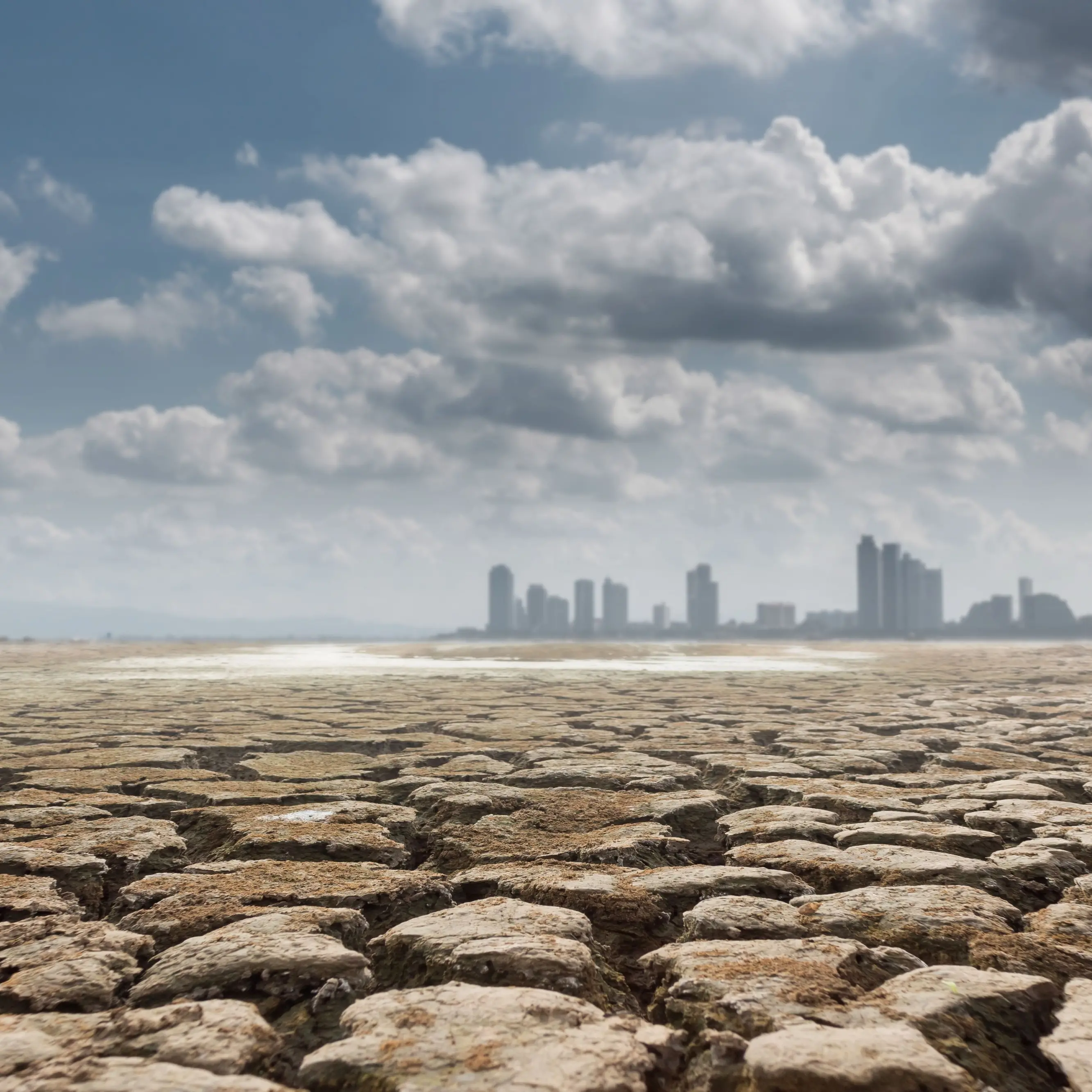Benvenuti nel futuro a 45 gradi: strade deserte e acqua razionata, ora si vive solo di notte\n