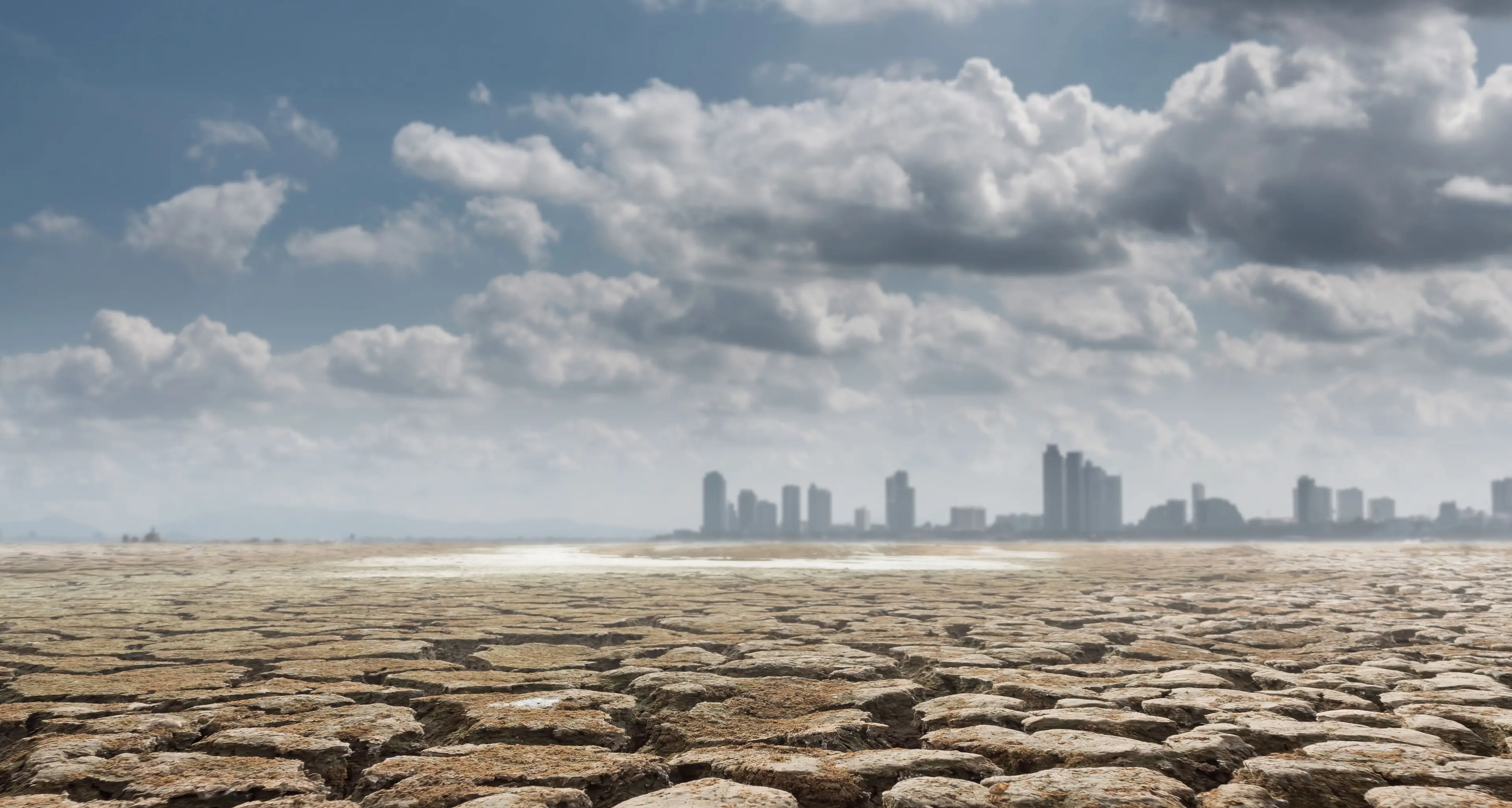 Benvenuti nel futuro a 45 gradi: strade deserte e acqua razionata, ora si vive solo di notte\n