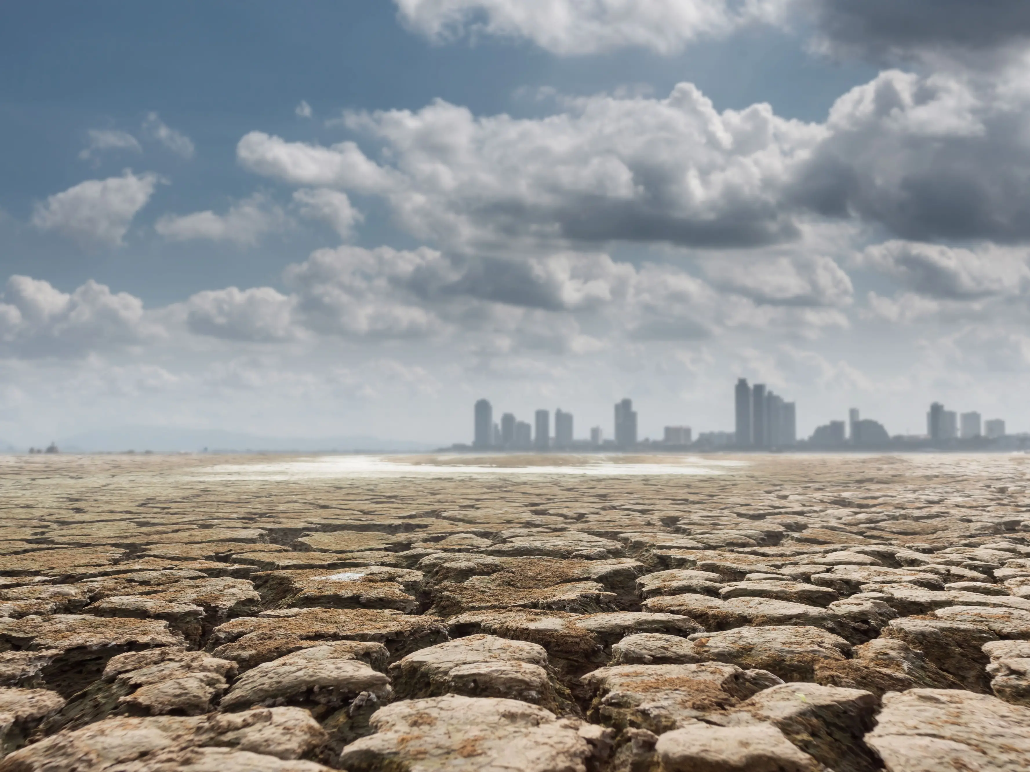 Benvenuti nel futuro a 45 gradi: strade deserte e acqua razionata, ora si vive solo di notte