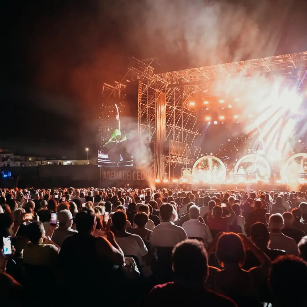 I Pooh conquistano l’Arena dei Cedri, tre ore di musica davanti a un pubblico di generazioni\n