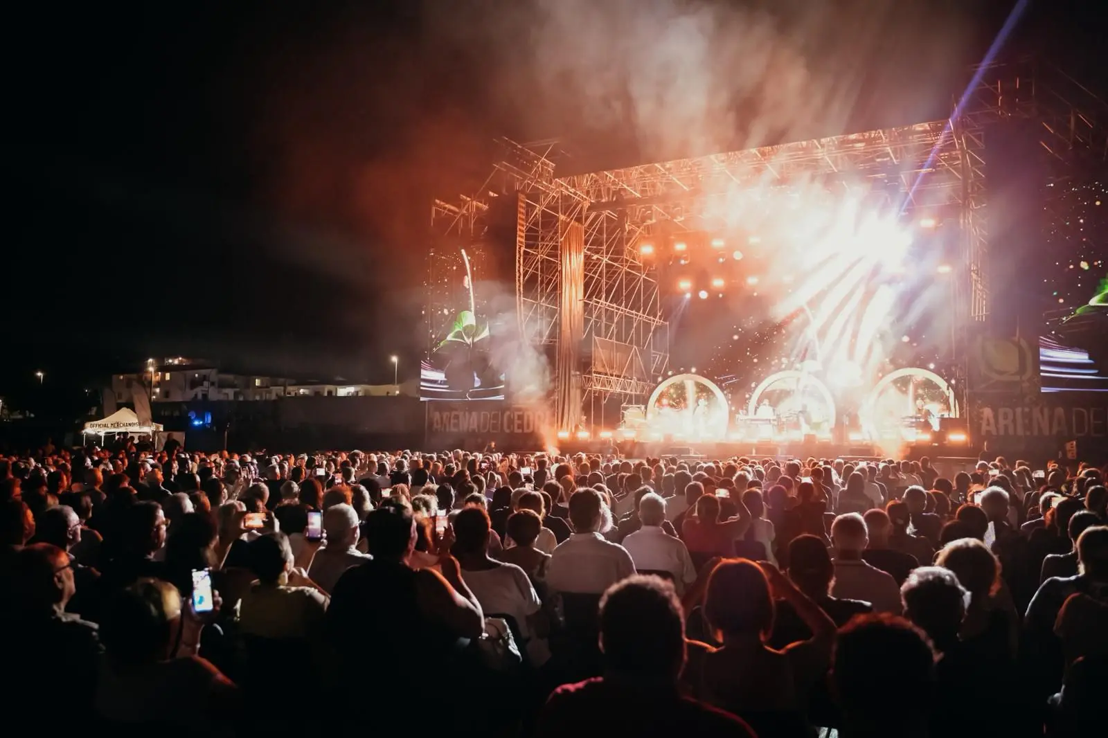 I Pooh conquistano l’Arena dei Cedri, tre ore di musica davanti a un pubblico di generazioni\n
