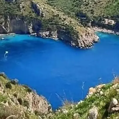 Tuffo dagli scogli alla Baia di Ieranto, si scontra con un bagnante: giovane in gravi condizioni\n