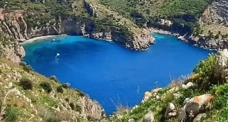 Tuffo dagli scogli alla Baia di Ieranto, si scontra con un bagnante: giovane in gravi condizioni\n