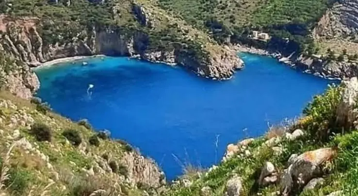 Tuffo dagli scogli alla Baia di Ieranto, si scontra con un bagnante: giovane in gravi condizioni\n