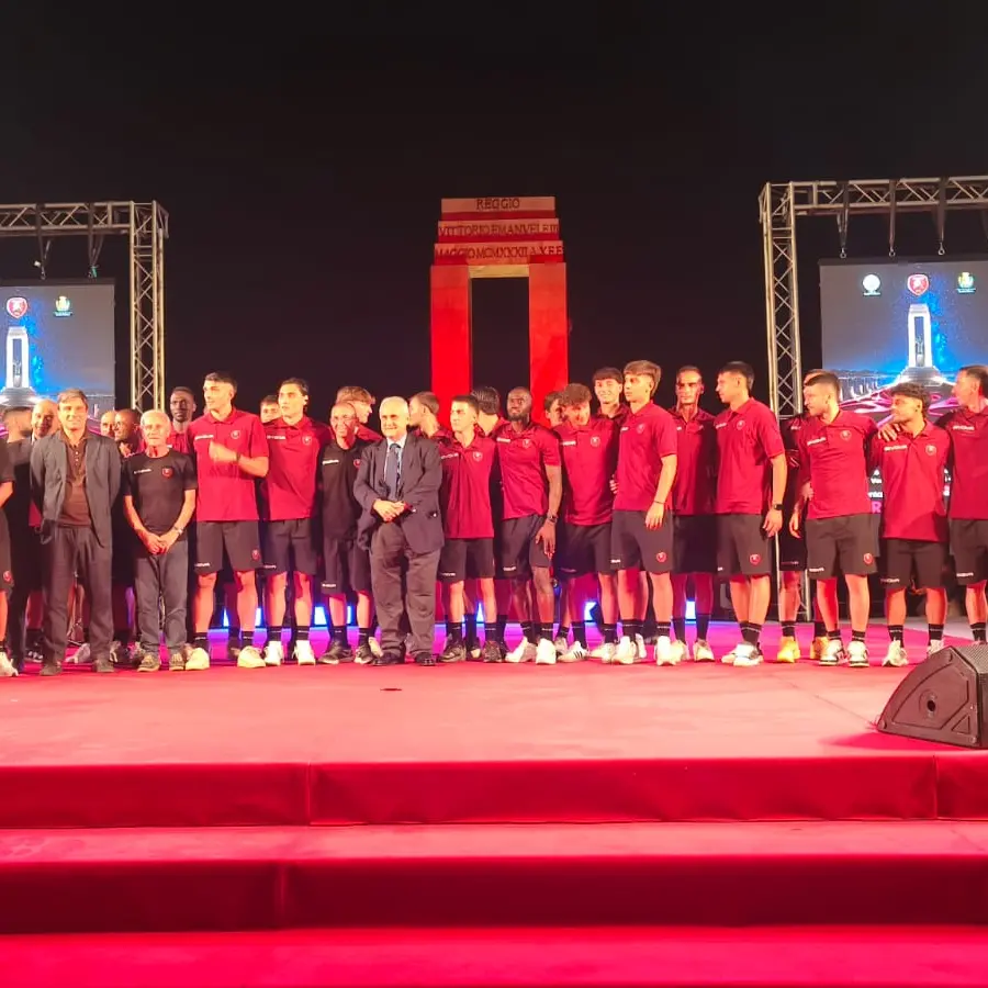 <p>La Reggina abbraccia la città, festa amaranto all’Arena. Lotito: «Riporteremo il club nel calcio che conta»</p>