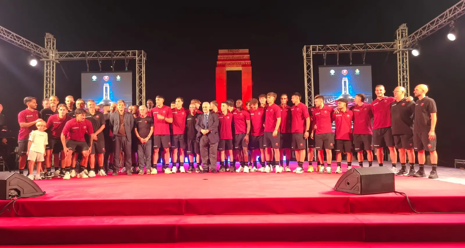 La Reggina abbraccia la città, festa amaranto all’Arena. Lotito: «Riporteremo il club nel calcio che conta»\n