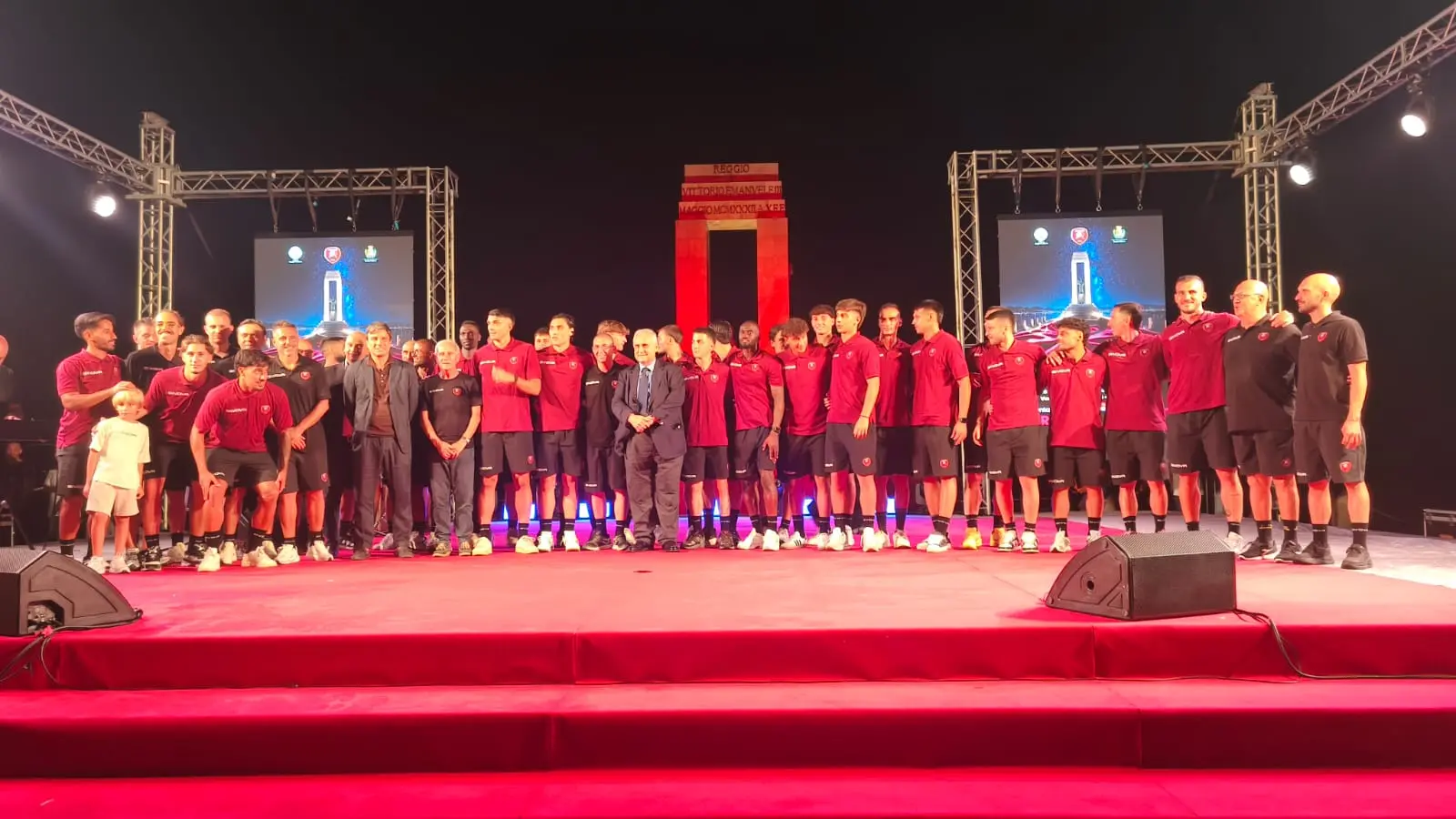 La Reggina abbraccia la città, festa amaranto all’Arena. Lotito: «Riporteremo il club nel calcio che conta»\n