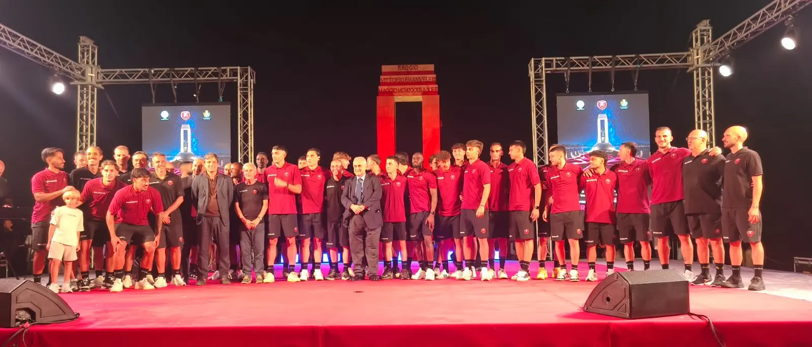 La Reggina abbraccia la città, festa amaranto all’Arena. Lotito: «Riporteremo il club nel calcio che conta»\n