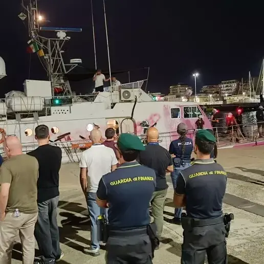 <p>Nel porto di Crotone sbarcati 42 migranti soccorsi nel Mediterraneo, erano su un gommone in difficoltà</p>