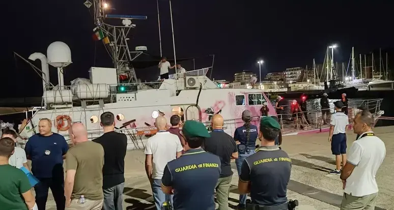 Nel porto di Crotone sbarcati 42 migranti soccorsi nel Mediterraneo, erano su un gommone in difficoltà\n