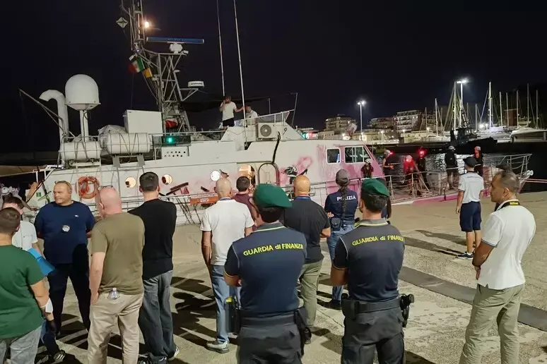 Nel porto di Crotone sbarcati 42 migranti soccorsi nel Mediterraneo, erano su un gommone in difficoltà\n