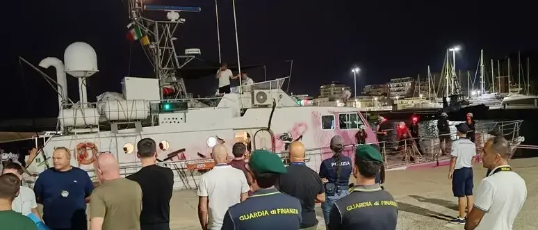 Nel porto di Crotone sbarcati 42 migranti soccorsi nel Mediterraneo, erano su un gommone in difficoltà\n