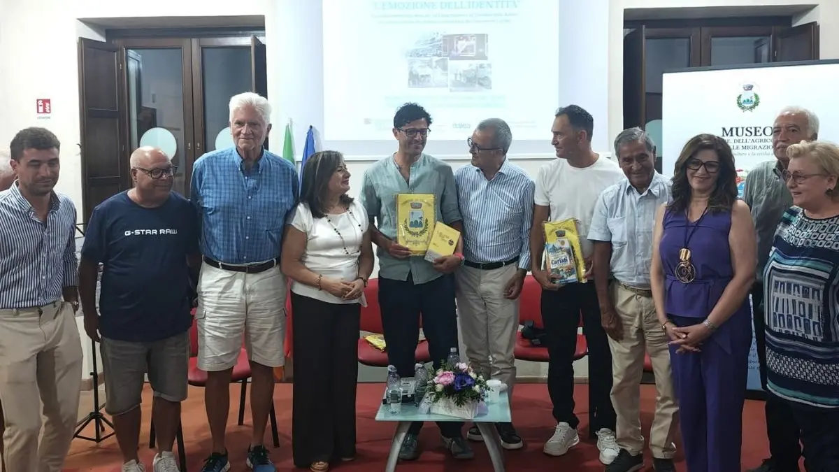 <p>Luigi Pantisano e Alberto Montesanto durante “L’emozione dell’identità” al Museo civico di Cariati</p>\\n