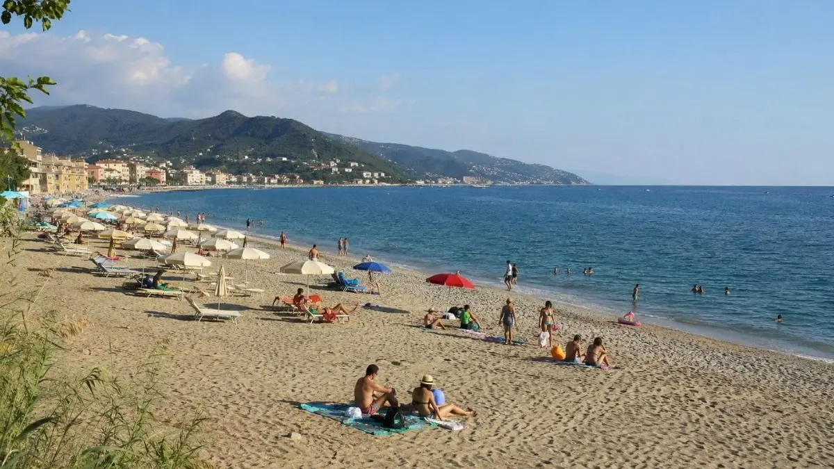 <p>Turisti su una spiaggia italiana nel mese di settembre&nbsp;(FOTO AI)</p>\\n