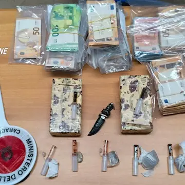 <p>Crotone, blitz antidroga dei Carabinieri: rivenuti oltre un chilo di eroina e 62mila euro, tre arresti</p>