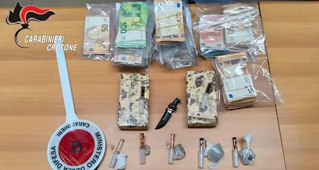 Crotone, blitz antidroga dei Carabinieri: rivenuti oltre un chilo di eroina e 62 mila euro, tre arresti\n\n\n