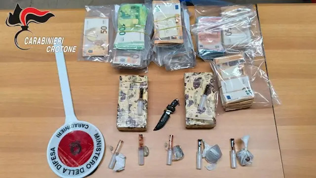 Crotone, blitz antidroga dei Carabinieri: rivenuti oltre un chilo di eroina e 62 mila euro, tre arresti\n\n\n