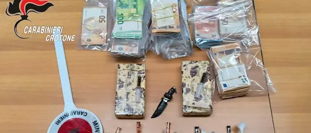 Crotone, blitz antidroga dei Carabinieri: rivenuti oltre un chilo di eroina e 62 mila euro, tre arresti\n\n\n