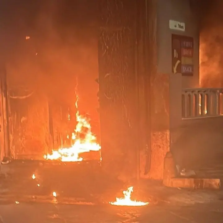 <p>Gioia Tauro, in fiamme un negozio di distributori automatici. Alessio: «Bloccare questa escalation di violenza»</p>
