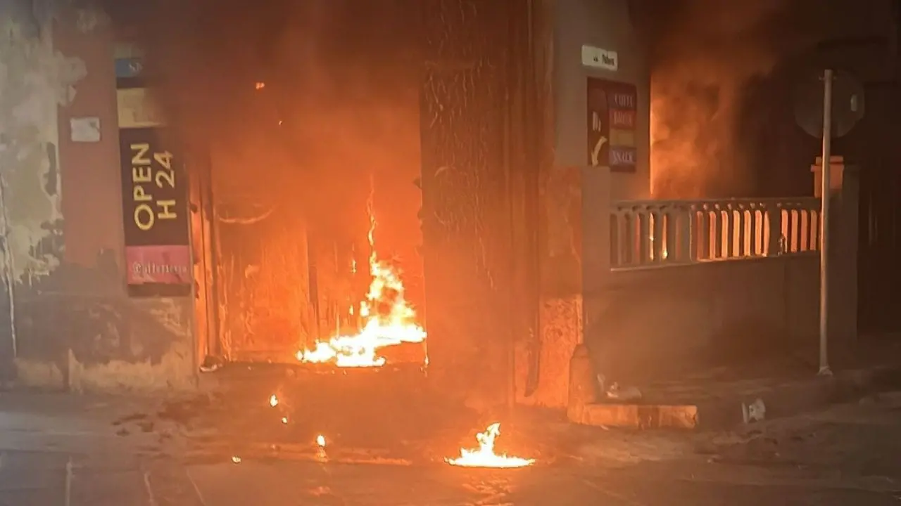 <p>Gioia Tauro, <span style=\"color:hsl(0, 75%, 60%);\">in fiamme un negozio</span> di distributori automatici. Alessio: «Bloccare questa escalation di violenza»</p>