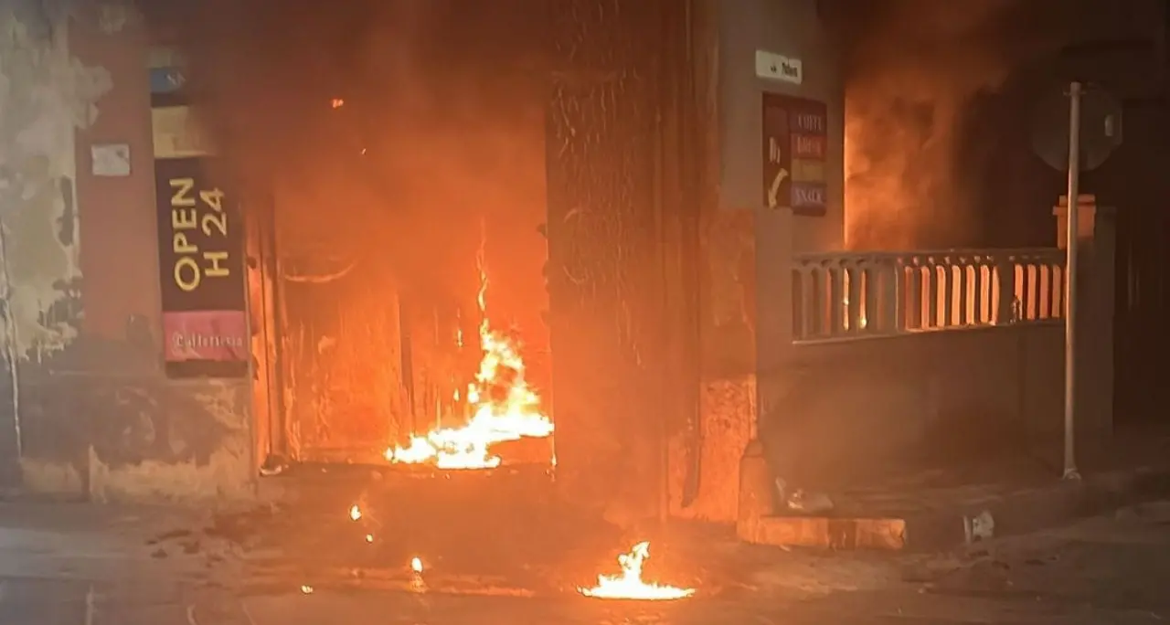 Gioia Tauro, in fiamme un negozio di distributori automatici.\u00A0Alessio: «Bloccare questa escalation di violenza»\n