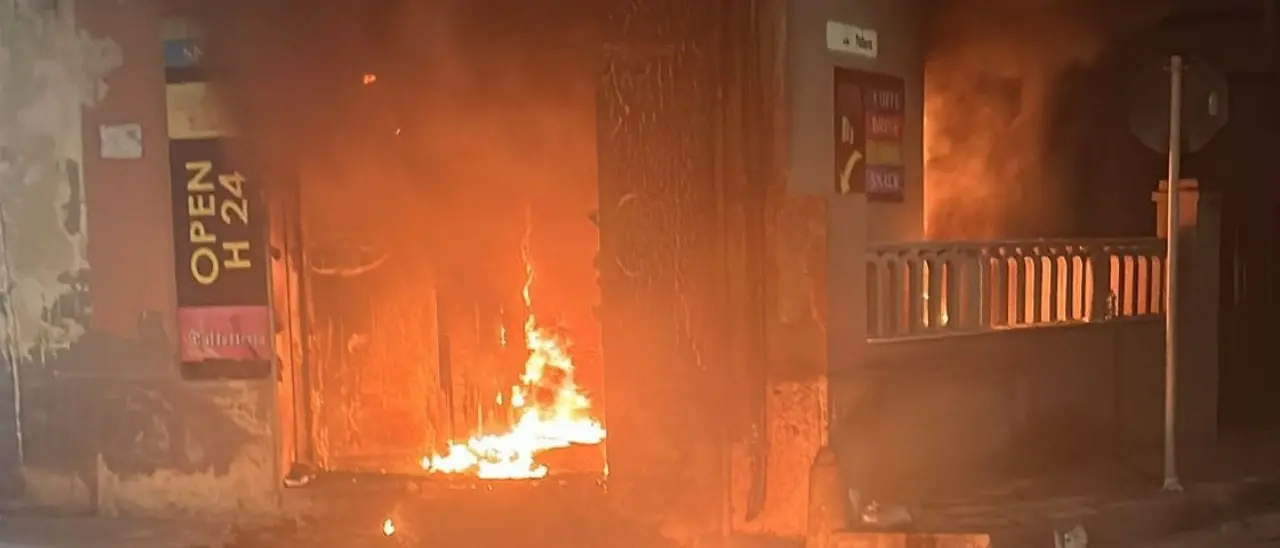 Gioia Tauro, in fiamme un negozio di distributori automatici.\u00A0Alessio: «Bloccare questa escalation di violenza»\n