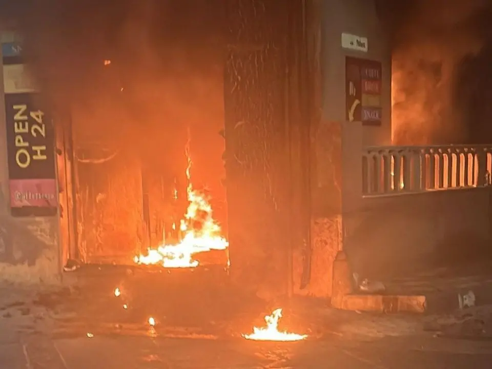Gioia Tauro, in fiamme un negozio di distributori automatici. Alessio: «Bloccare questa escalation di violenza»