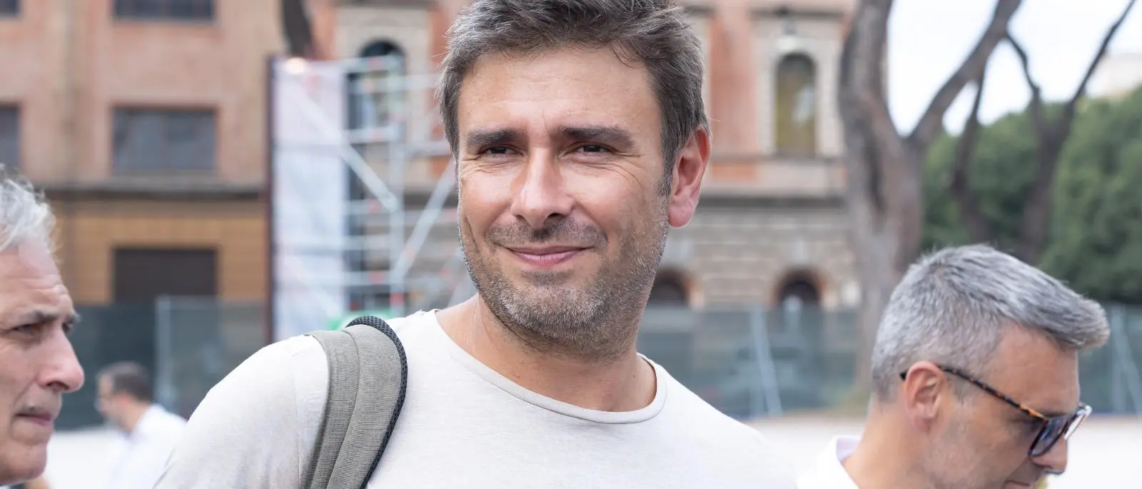 Alessandro Di Battista ricoverato a Cuba: è grave ma ha ripreso conoscenza. Trasferito in ambulanza a L’Avana\n