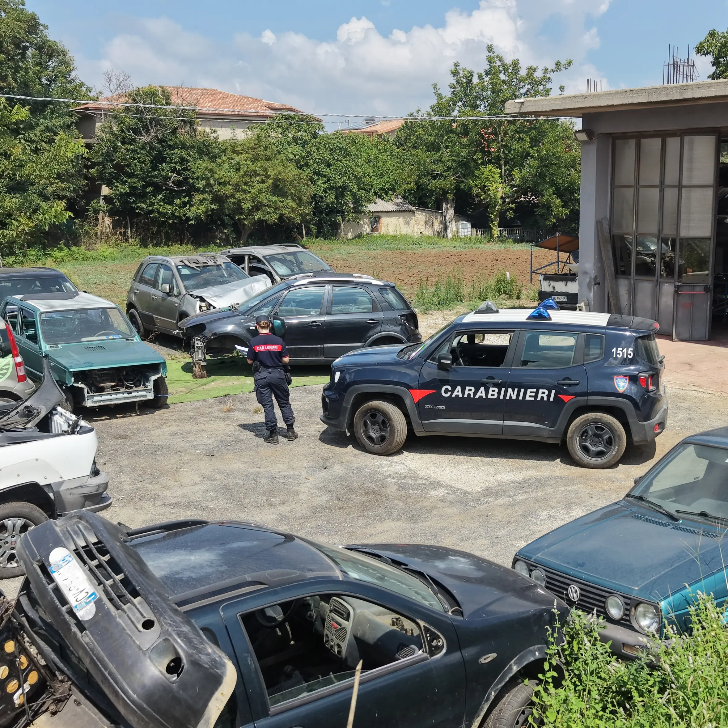 Dinami, scoperta officina abusiva in un’area di 1.200 metri quadrati: 33 auto fuori uso e 19 targhe, scatta il sequestro\n