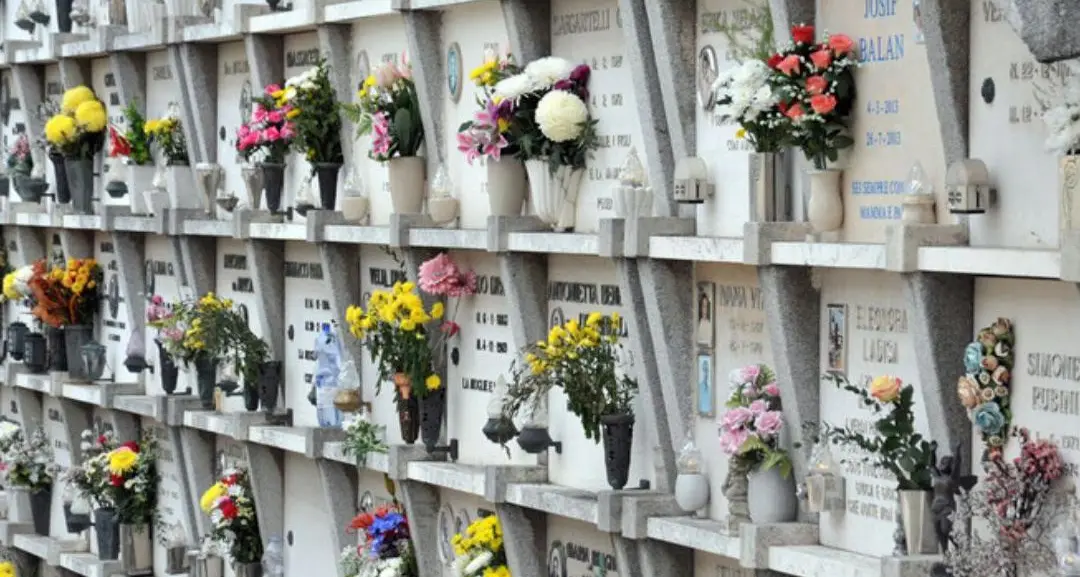 Cimitero centrale al buio e tra le erbacce: lo sdegno dei cittadini