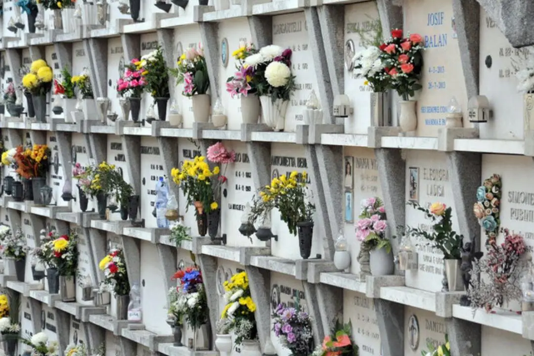 Cimitero centrale al buio e tra le erbacce: lo sdegno di un cittadino