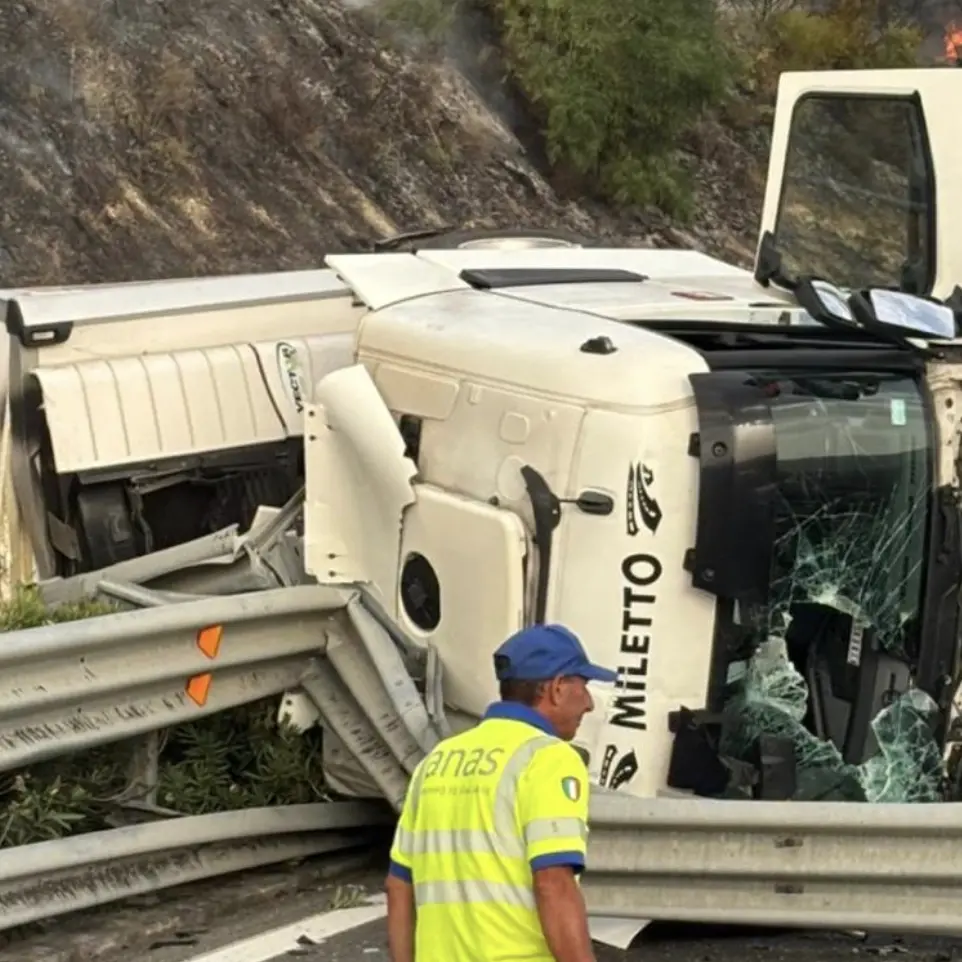 A2, tir si ribalta a Saracena: traffico bloccato verso sud tra Frascineto e Sibari