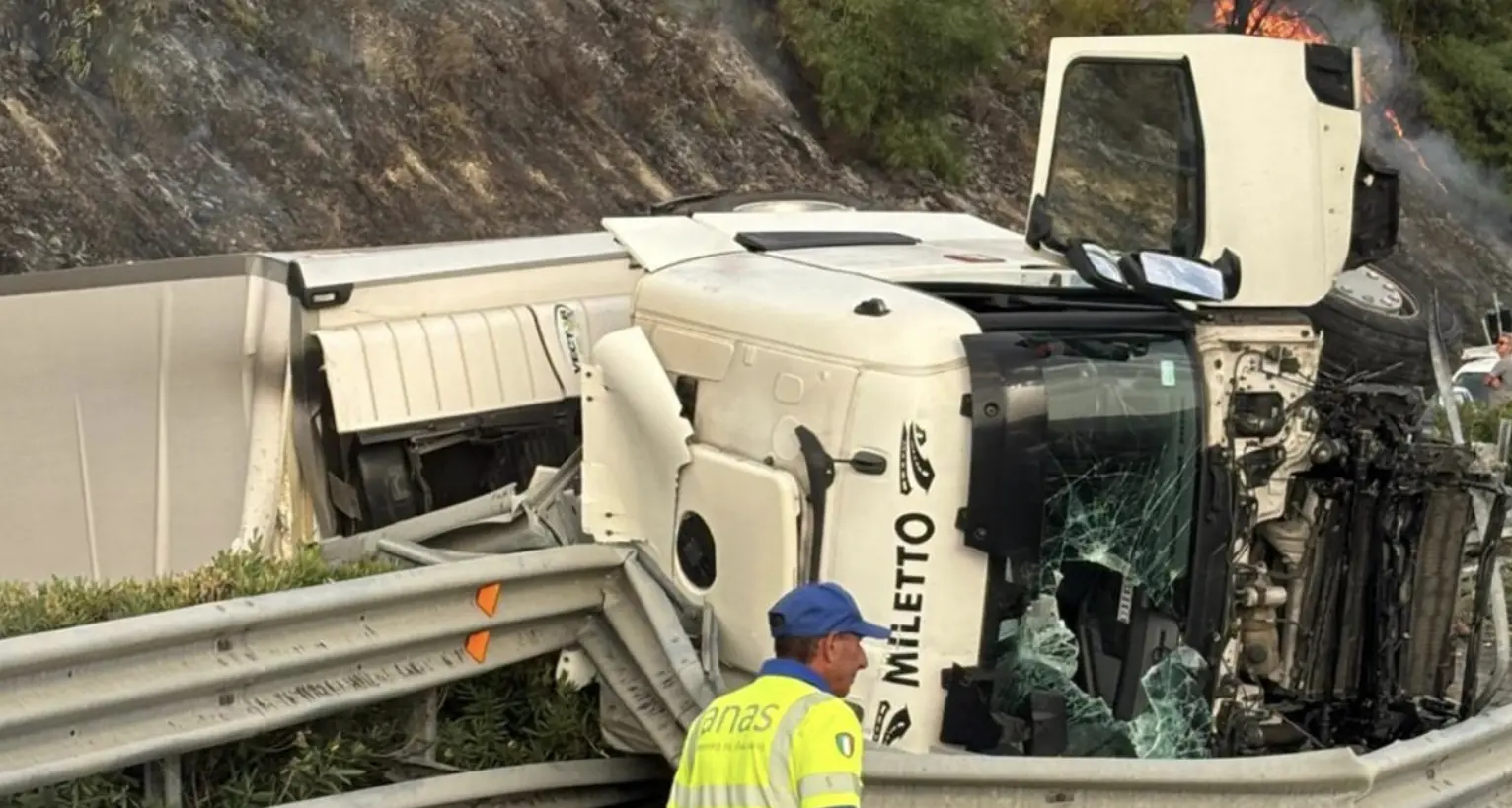 A2, tir si ribalta a Saracena: traffico bloccato verso sud tra Frascineto e Sibari