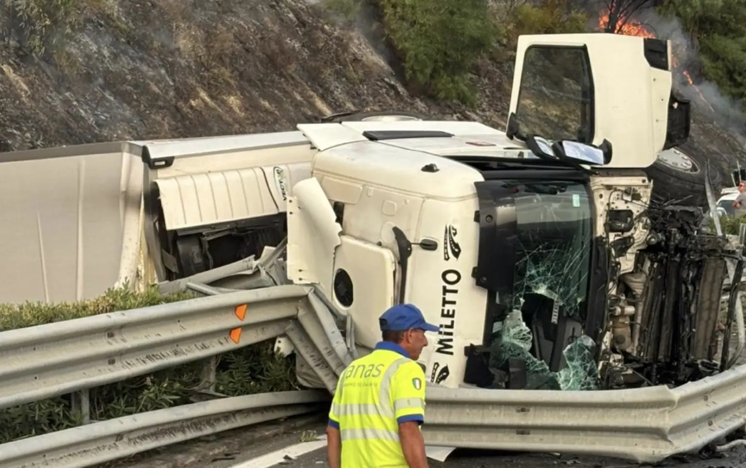 A2, tir si ribalta a Saracena: traffico bloccato verso sud tra Frascineto e Sibari