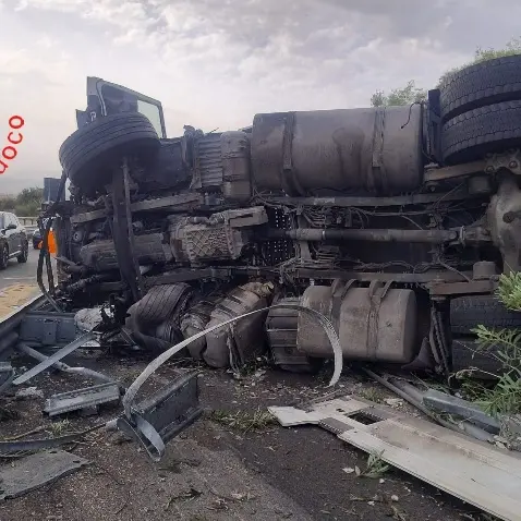 A2, tir si ribalta tra Frascineto e Sibari: ferito il conducente. Il mezzo prende fuoco, incendio sulla scarpata\n