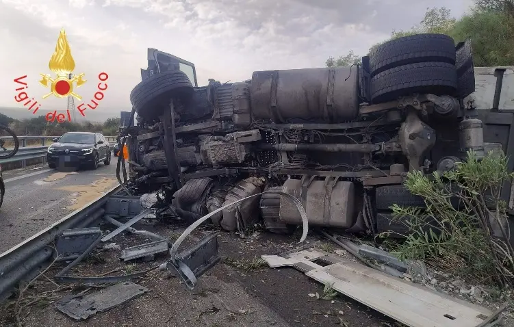 A2, tir si ribalta tra Frascineto e Sibari: ferito il conducente. Il mezzo prende fuoco, incendio sulla scarpata\n