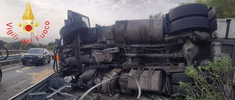 A2, tir si ribalta tra Frascineto e Sibari: ferito il conducente. Il mezzo prende fuoco, incendio sulla scarpata\n