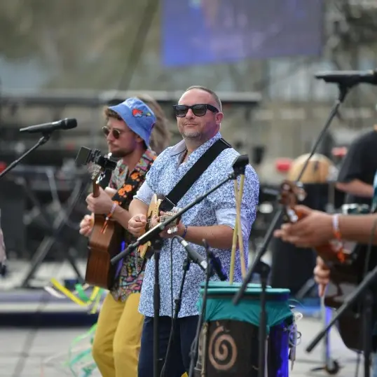 Mandolino e chitarra battente, da Acri al grande palco di Jovanotti: «La Calabria sempre nel cuore»\n