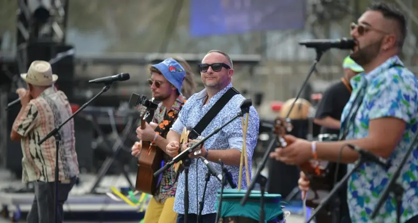 Mandolino e chitarra battente, da Acri al grande palco di Jovanotti: «La Calabria sempre nel cuore»\n