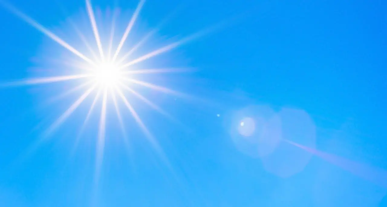 <p>Il caldo record arretra, da domani si torna alla normalità: <span style=\"color:hsl(0, 75%, 60%);\">temperature in calo</span> fino a 10 gradi</p>