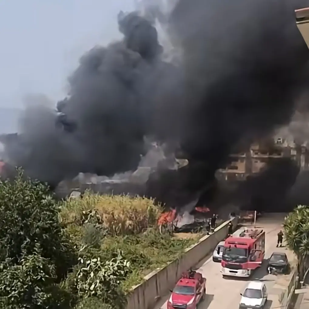 Arghillà, vasto incendio tra rifiuti e pneumatici: bombole di gas sottratte alle fiamme\n