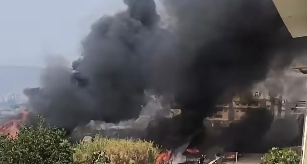 Arghillà, vasto incendio tra rifiuti e pneumatici: bombole di gas sottratte alle fiamme\n