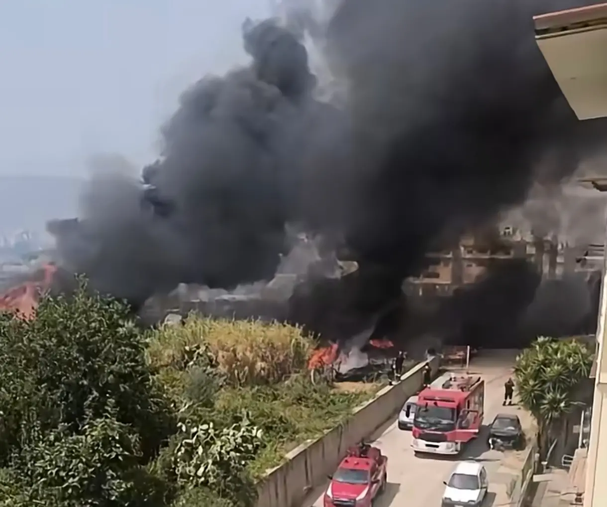 Arghillà, vasto incendio tra rifiuti e pneumatici: bombole di gas sottratte alle fiamme\n