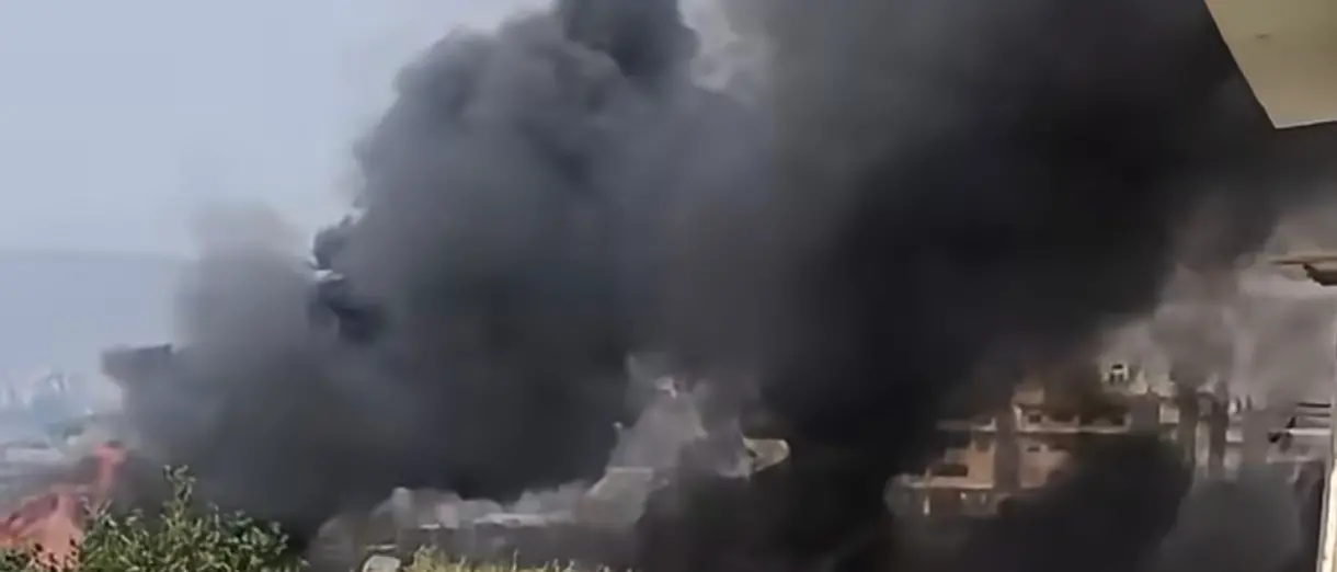 Arghillà, vasto incendio tra rifiuti e pneumatici: bombole di gas sottratte alle fiamme\n